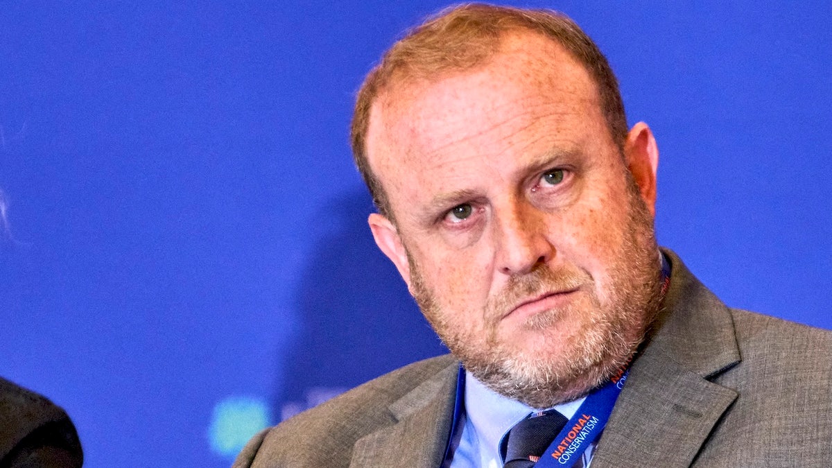 JEREMY CARL observa, balançando a cabeça, incrédulo.