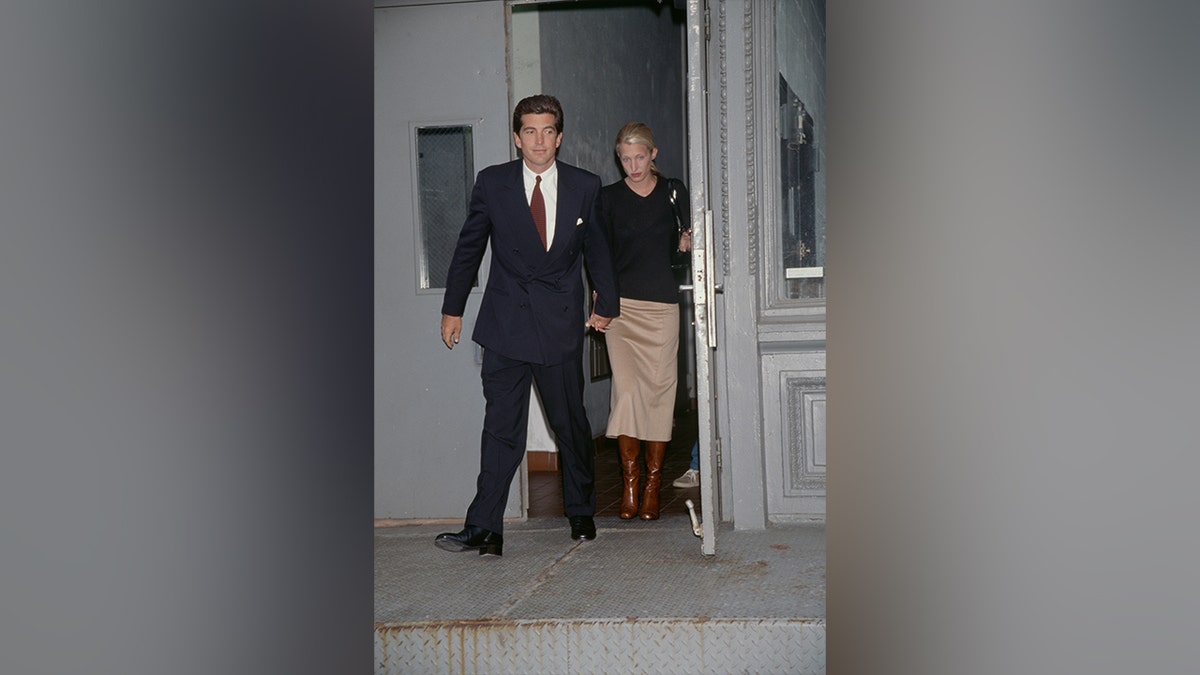 John Kennedy Junior e sua moglie Carolyn Bessette escono di casa. New York, Stati Uniti.