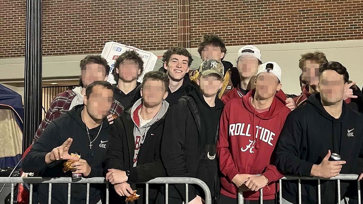 Jimmy Gracey y unas personas desconocidas a su lado