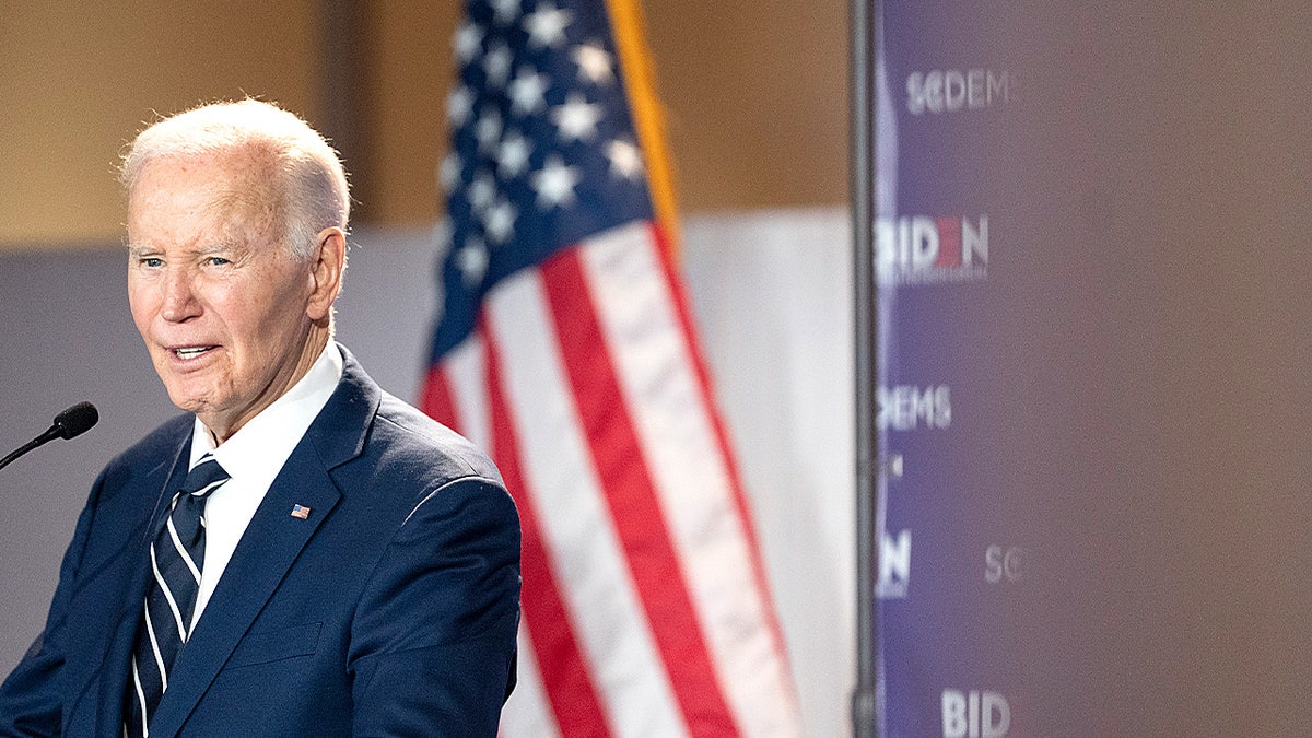 El expresidente Joe Biden desde un atril durante un acto para recaudar fondos en Columbia, Carolina del Sur