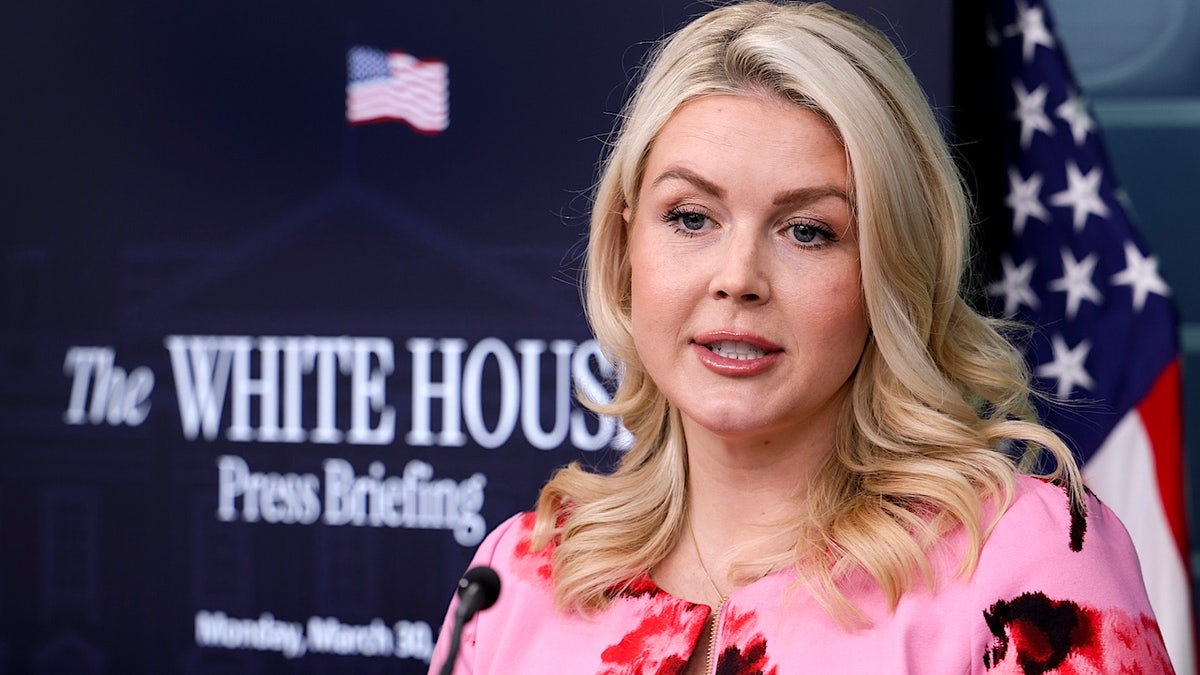 Karoline Leavitt habla en la rueda de prensa de la Casa Blanca