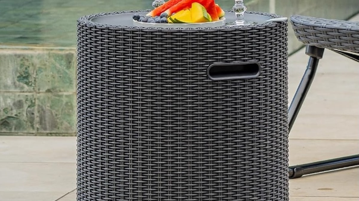 Insulated bucket to keep your drinks cold.