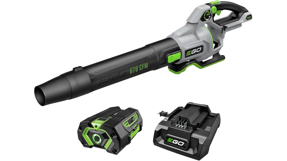 The impressive battery life helps you round up leaves throughout your yard.