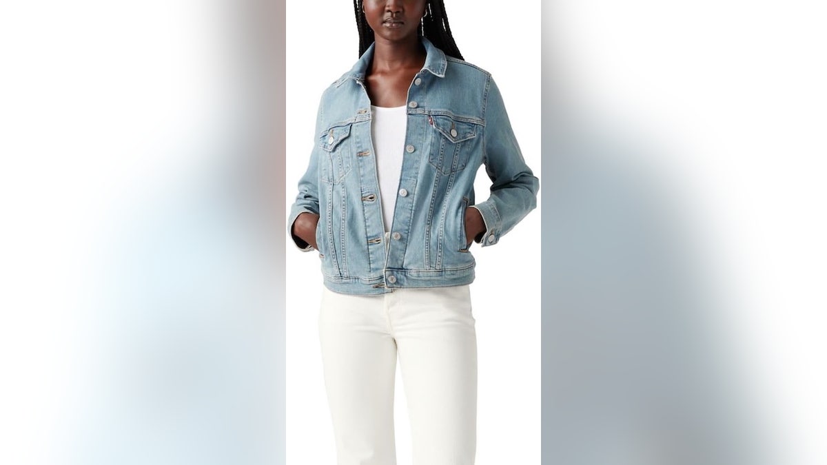 This fashionable, durable jacket is ideal for spring weather.