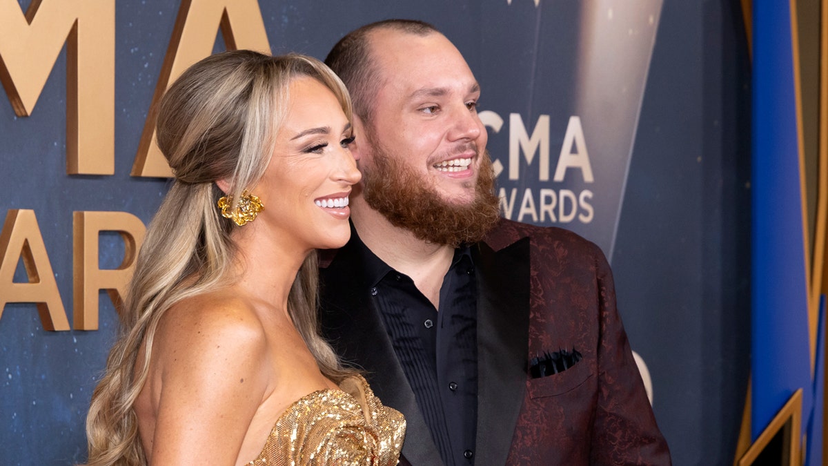 Nicole Hocking e Luke Combs participando do 59º Prêmio Anual CMA em Nashville.