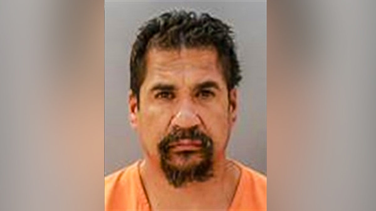 Foto policial de un hombre condenado a 159 años de cárcel.