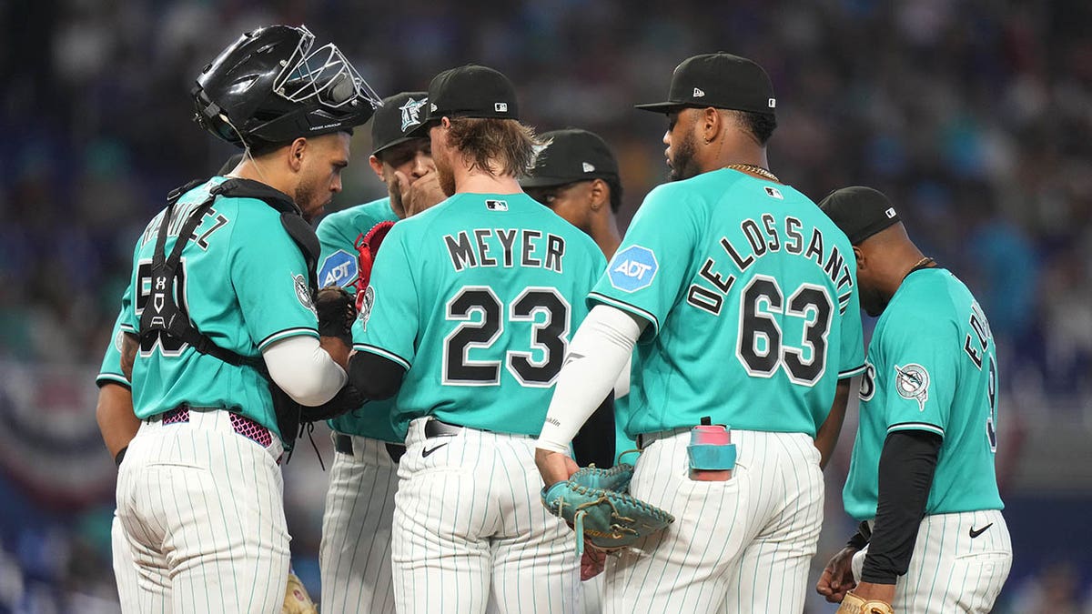 【新品】Marlins 公式ユニフォーム marlins は正式に日曜日のホームゲーム用のティールユニフォームを今