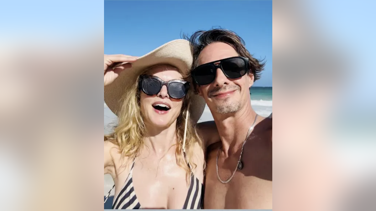 Michele Civetta and Heather Graham in a beach selfie