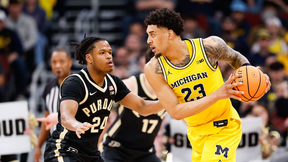 Yaxel Lendeborg stars down his opponent