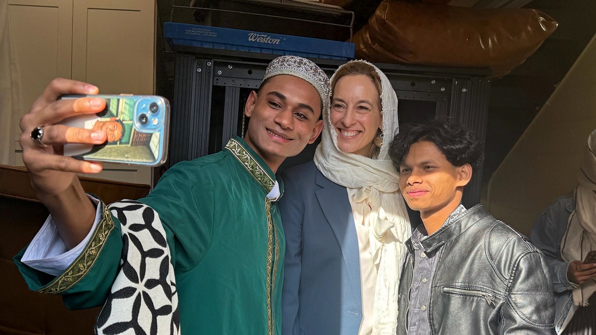 Mikie Sherill se hace un selfi