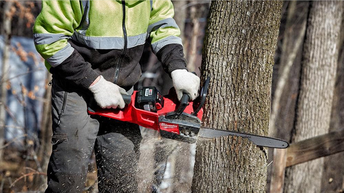 Image text: This powerful chainsaw runs on a high-performance battery. 