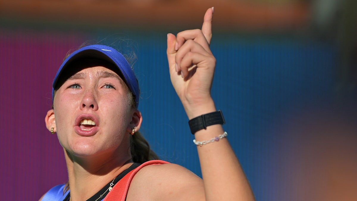 Mira Andreeva le grita a la multitud