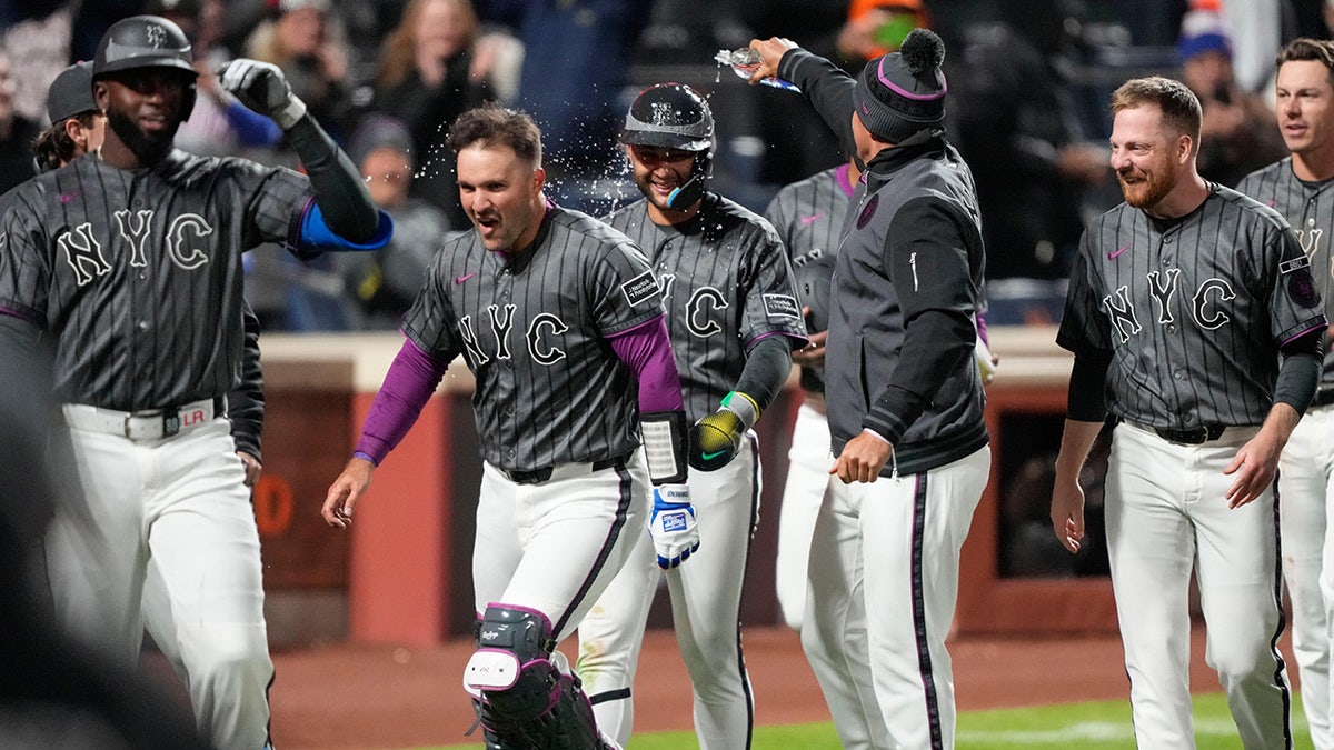 Bo Bichette scores against Pirates