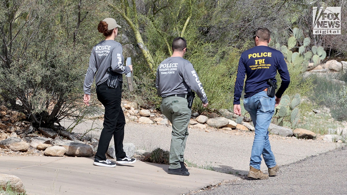 FBI y de las fuerzas del orden van de puerta en puerta por el barrio Nancy , en Tucson, Arizona.