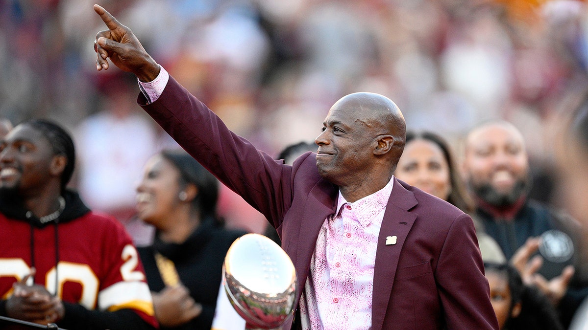 Darrell Green honored astatine  a Commanders game