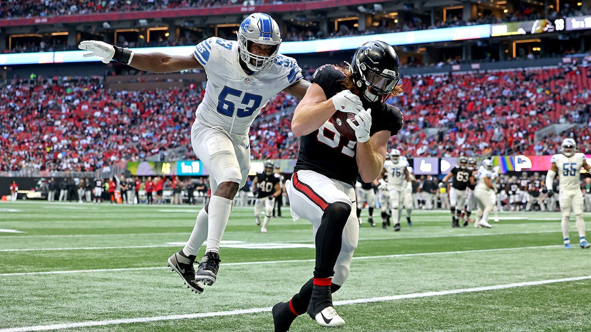 Hayden Hurst catches a touchdown