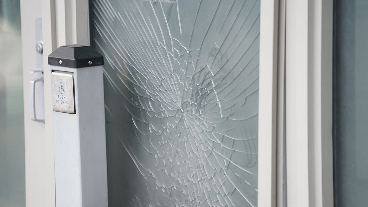 Una puerta dañada en la embajada de Estados Unidos en Noruega. 