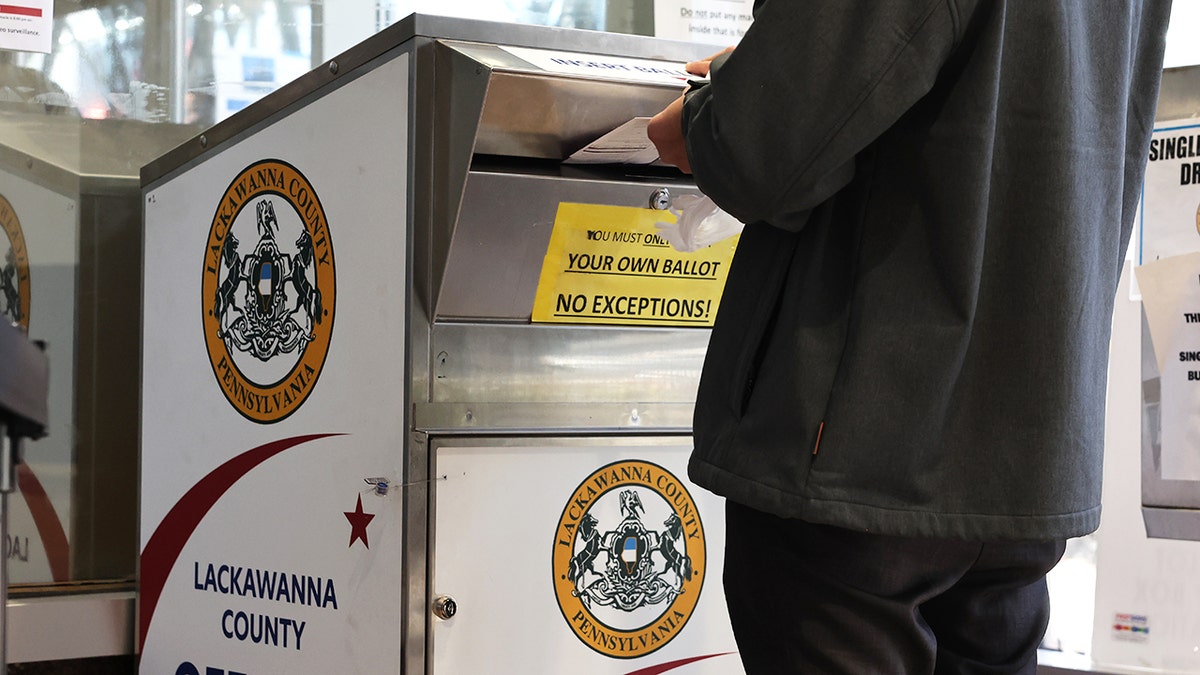 Un elettore vota in Pennsylvania il giorno delle elezioni 2024