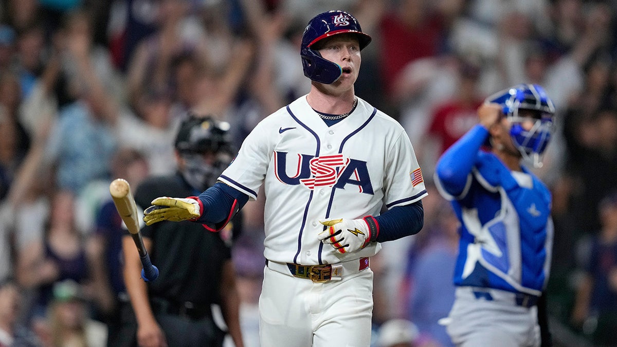 Pete Crow-Armstrong hits home run