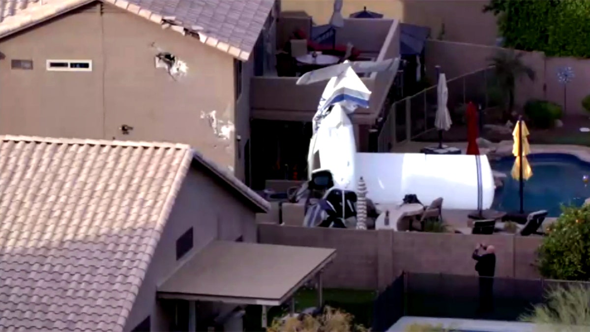 piccolo relitto aereo nel cortile residenziale