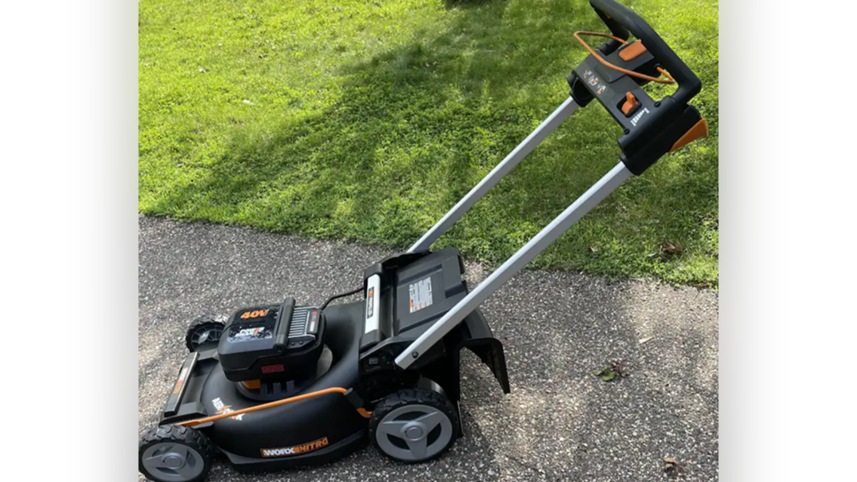 This mower has a collapsible handle for no-fuss storage. 