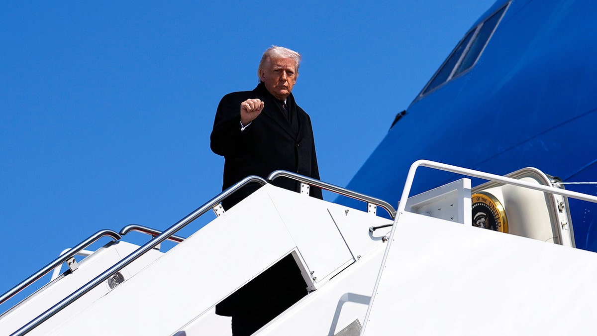 El presidente Donald subiendo al Air Force One en la Base Conjunta Andrews.