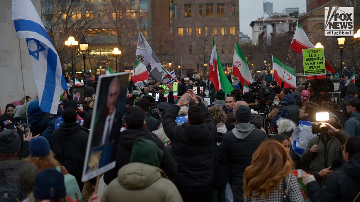 Manifestanti pro-Khamenei e anti-Khamenei si scontrano durante una manifestazione a Washington Square Park.