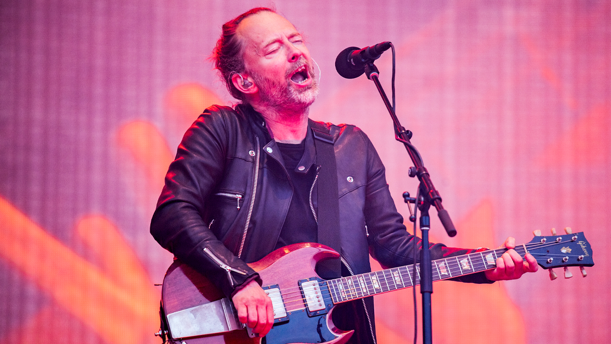 Thom Yorke si esibisce sul palco