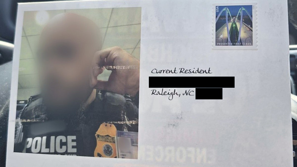 Agente do ICE de Raleigh do lado de fora de uniforme