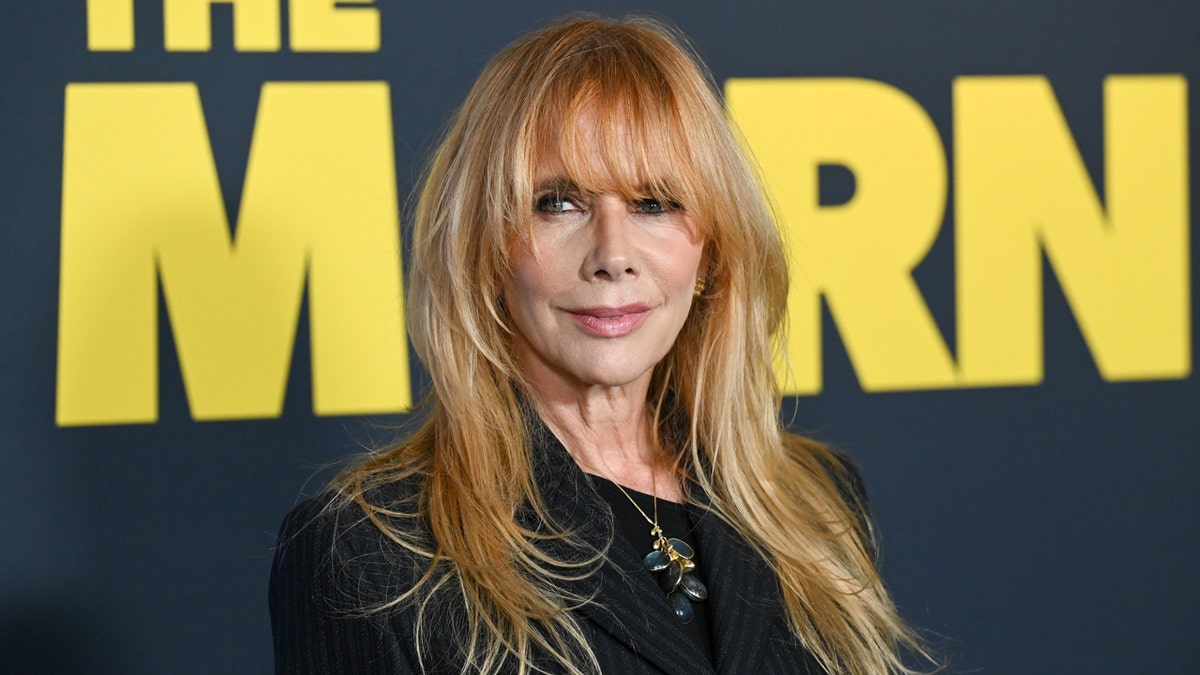 روزانا أركيت على السجادة الحمراء في العرض الأول للموسم الرابع من 