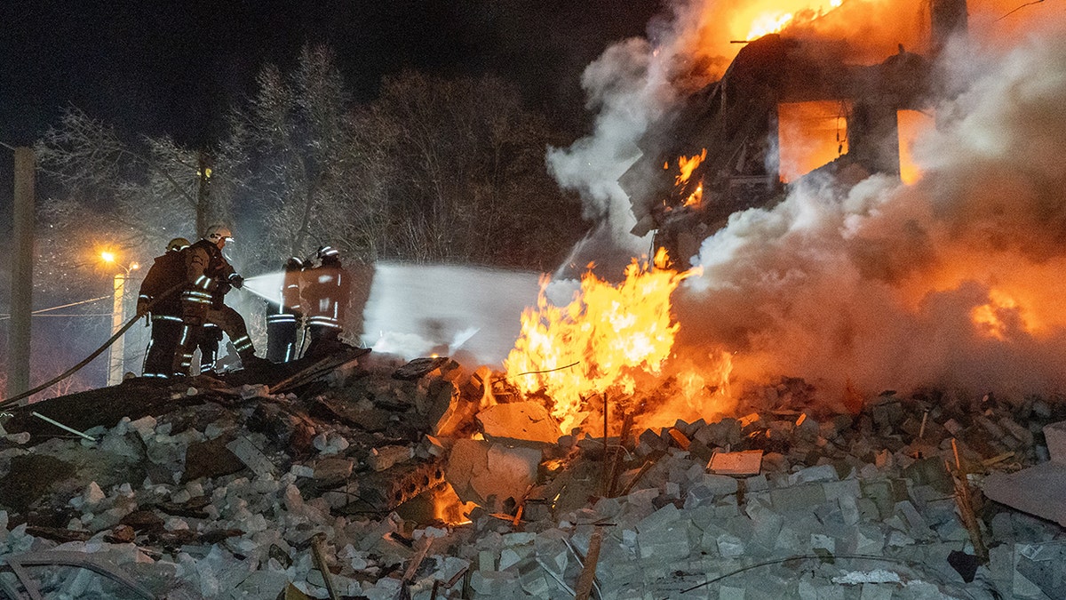 Bombeiros apagam incêndios após ataque russo na Ucrânia