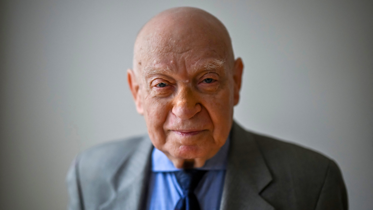 A sobrevivente do Holocausto Sami Stegman é retratada em sua casa em 9 de dezembro de 2024 em Nova York.