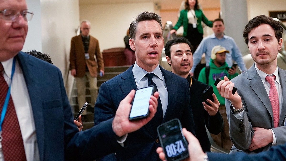El senador Josh hablando con los periodistas en el pasillo subterráneo del Senado, en el Capitolio de los Estados Unidos