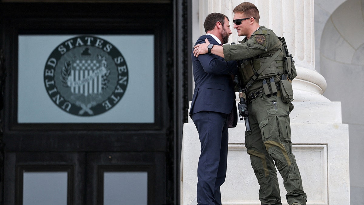 Markwayne Mullin salue un officier de police du Capitole des États-Unis alors qu'il quitte le Capitole des États-Unis.