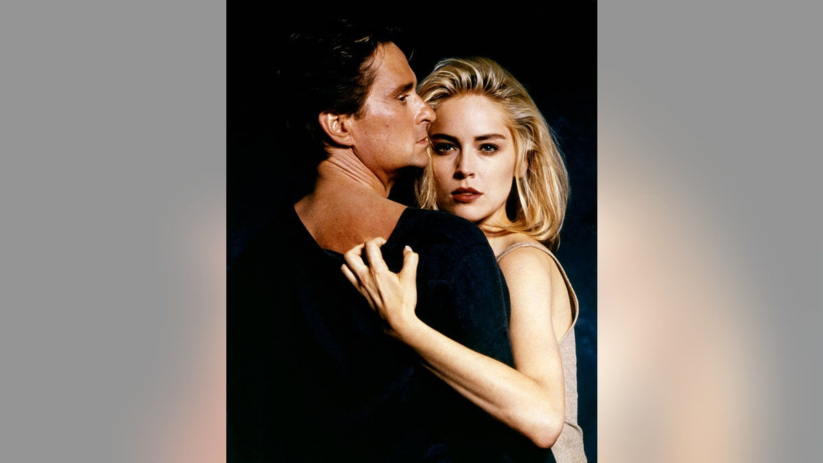Michael Douglas e Sharon Stone interpretando uma cena de "Instinto Básico."