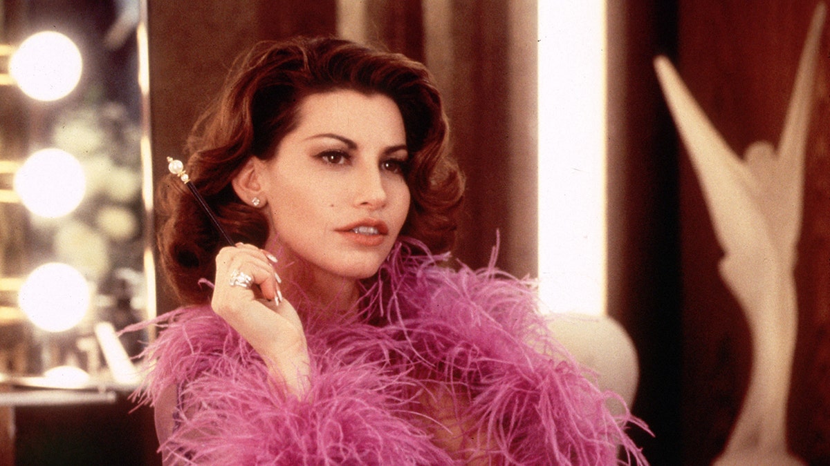 Gina Gershon parece glamorosa como Gina Connors em "Showgirls."
