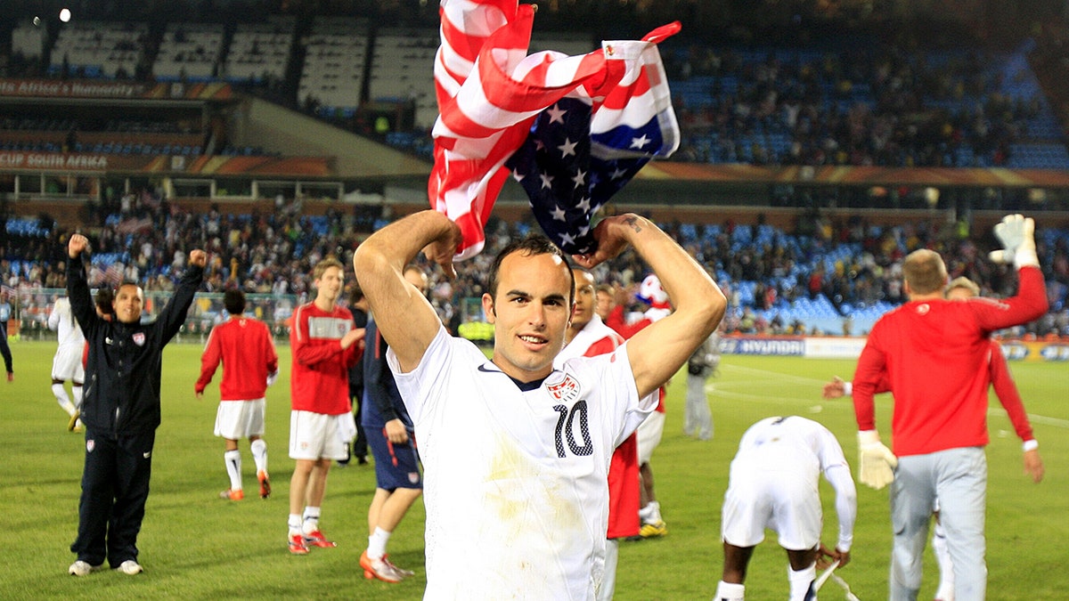 Landon Donovan detiene la bandiera americana