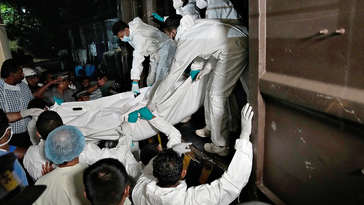 Profissionais de saúde estão descarregando os corpos