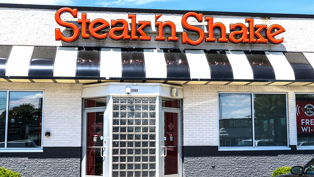 Steak n Shake restaurant exteriors