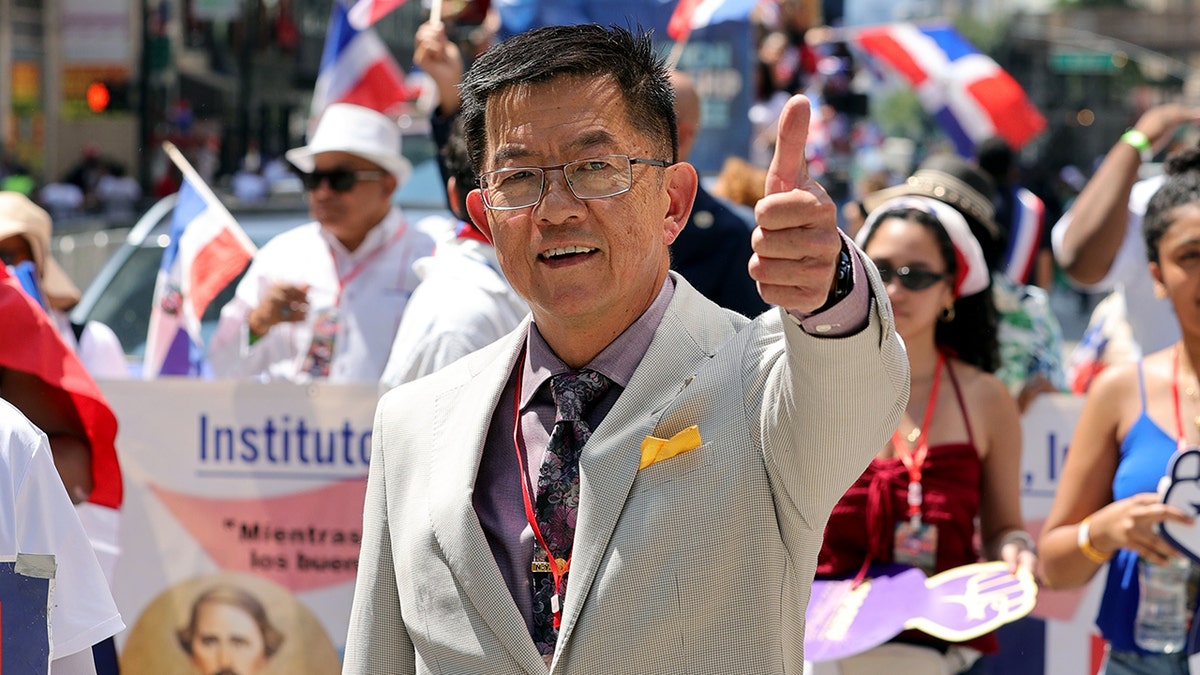 El senador del estado de Nueva York Steve Chan desfilando por la Avenida de las Américas durante el Desfile del Día Dominicano en Manhattan.