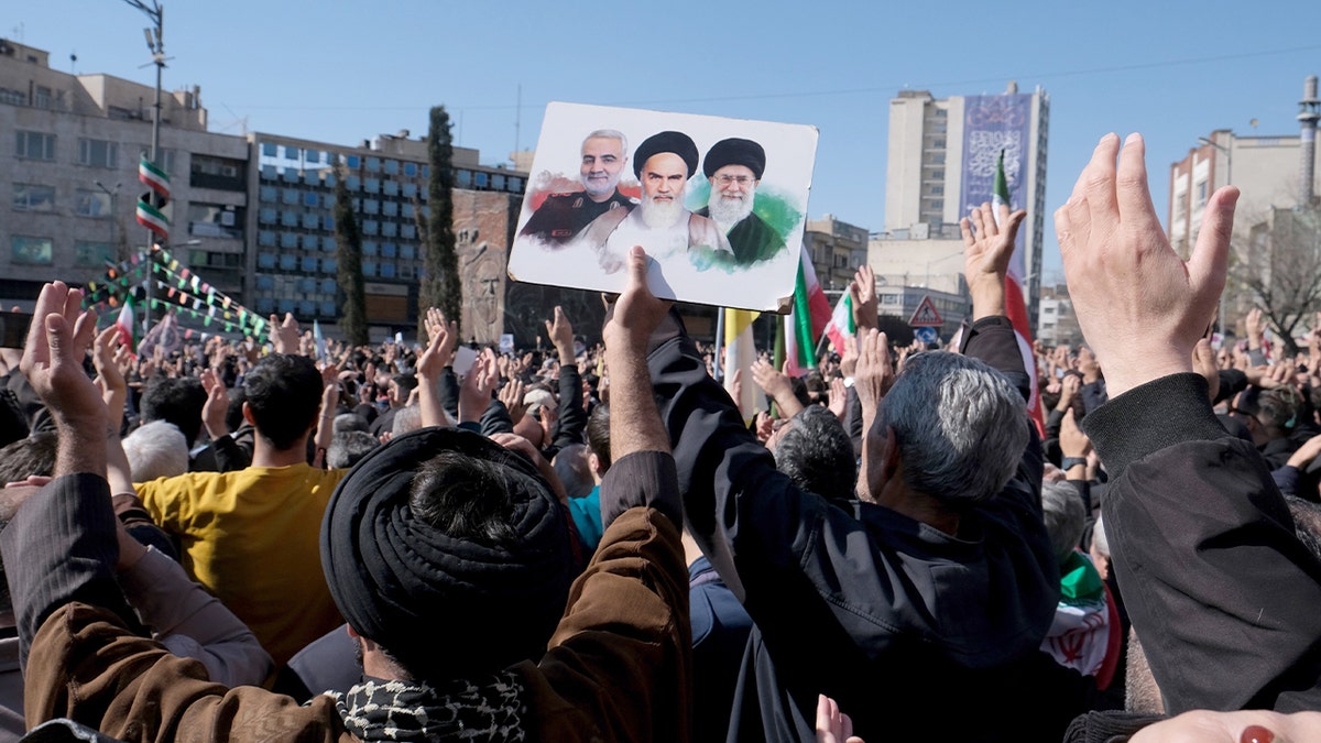Multidões se reuniram na Praça da Revolução de Teerã sob uma grande faixa com retratos do aiatolá Ali Khamenei, Qassem Soleimani e do aiatolá Ruhollah Khomeini.