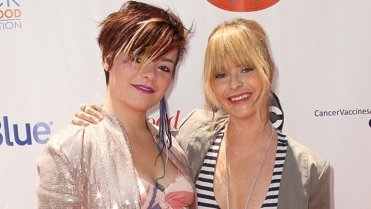Taryn Manning, Holly Hartman