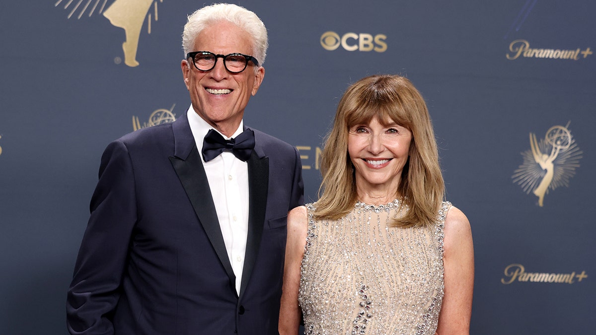 Ted Danson e Mary Steenburgen agli Emmy Awards a Los Angeles nel settembre 2025.