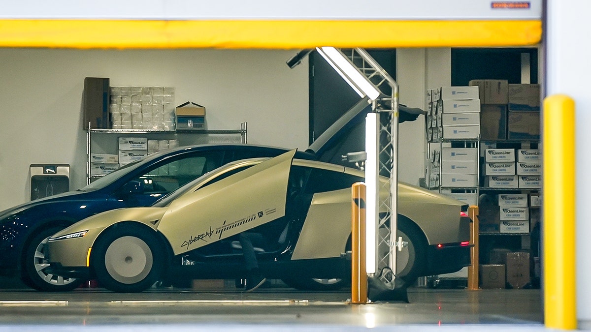 Una CyberCab in una fabbrica.