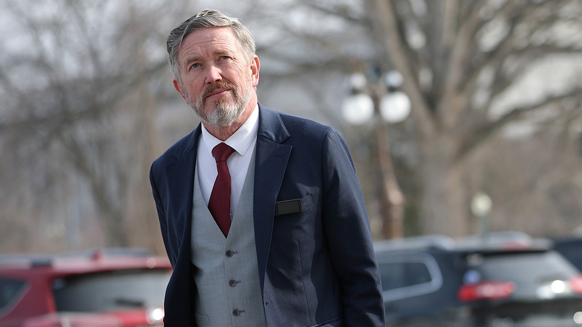 O deputado Thomas Massey caminha por um corredor em Washington, DC