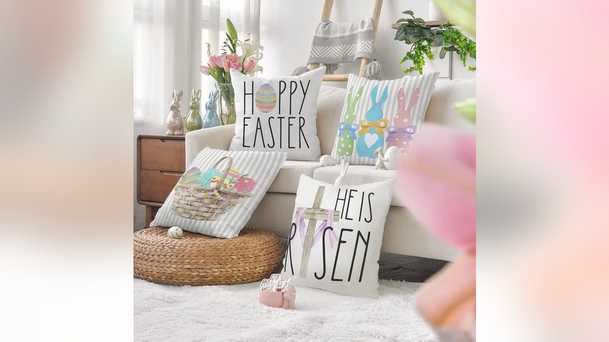 Aggiungi l'allegria pasquale a qualsiasi posto con queste federe.