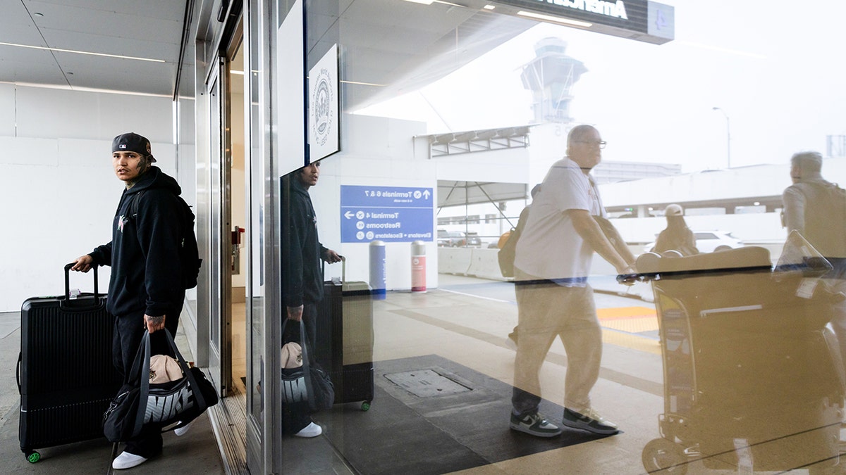 Viajantes saindo de um terminal no Aeroporto Internacional de Los Angeles