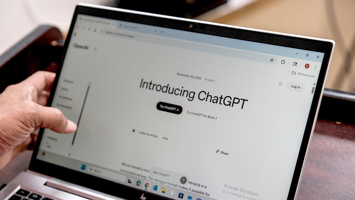 Uma tela de laptop lê "Apresentando o ChatGPT."