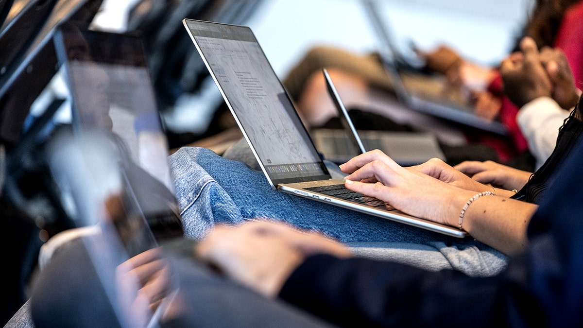 Os alunos usam laptops.