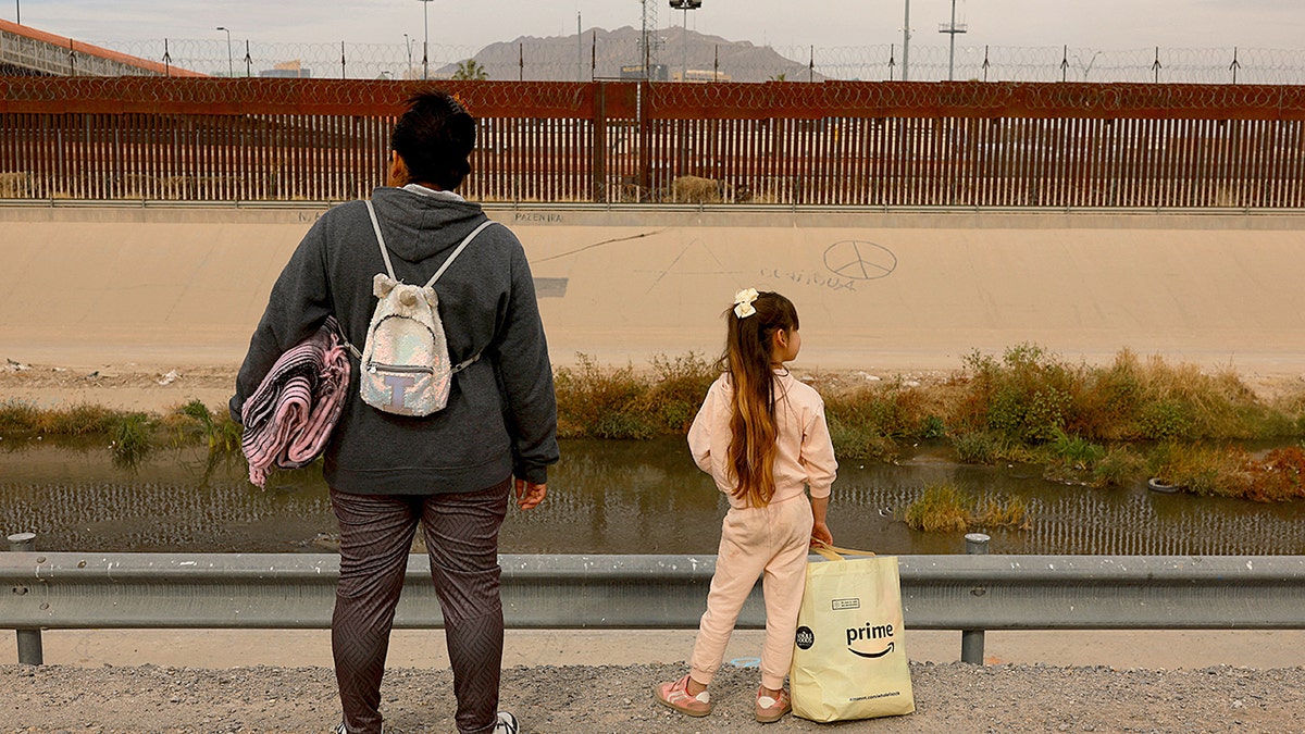 Una familia de migrantes se autoexpulsa a México